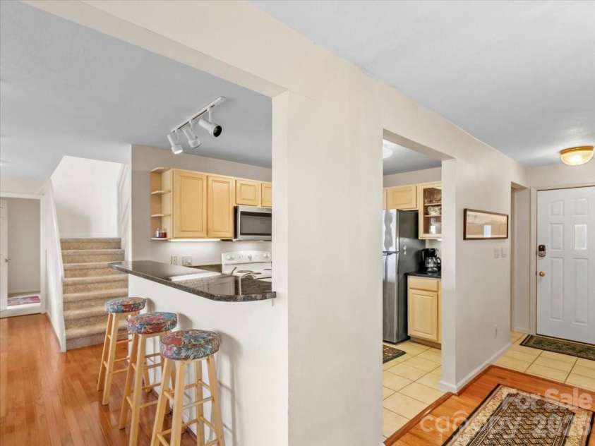 19 Lookout Loop, Burnsville, NC 28714.  MLS# CAR4361238, YatesRealty ID 18471. BREAKFAST BAR