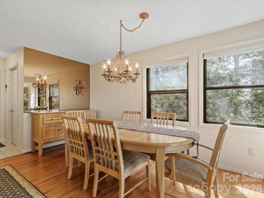 19 Lookout Loop, Burnsville, NC 28714.  MLS# CAR4361238, YatesRealty ID 18471. DINING AREA WITH LG WINDOWS AND HWD FLOORS