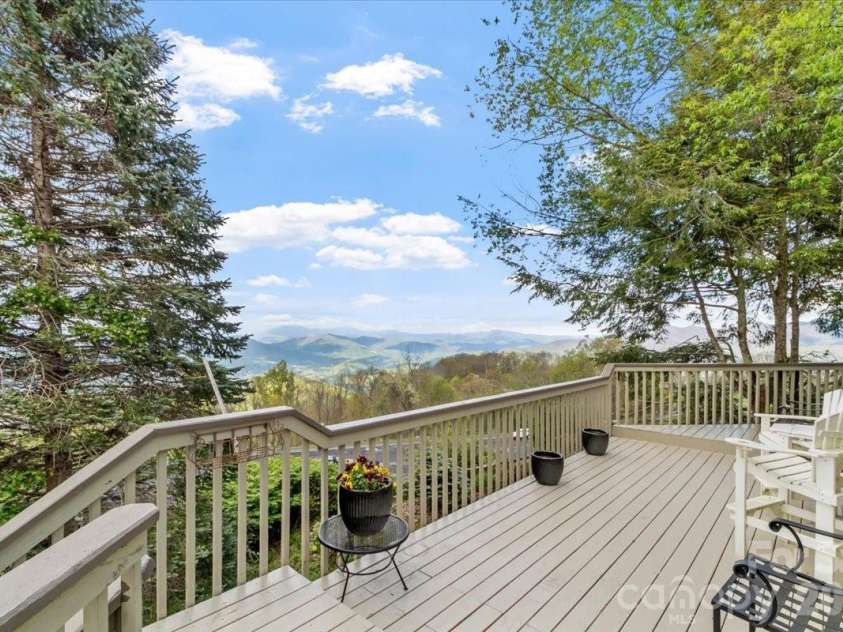 19 Lookout Loop, Burnsville, NC 28714.  MLS# CAR4361238, YatesRealty ID 18471. GREAT FOR ENTERTAINING!