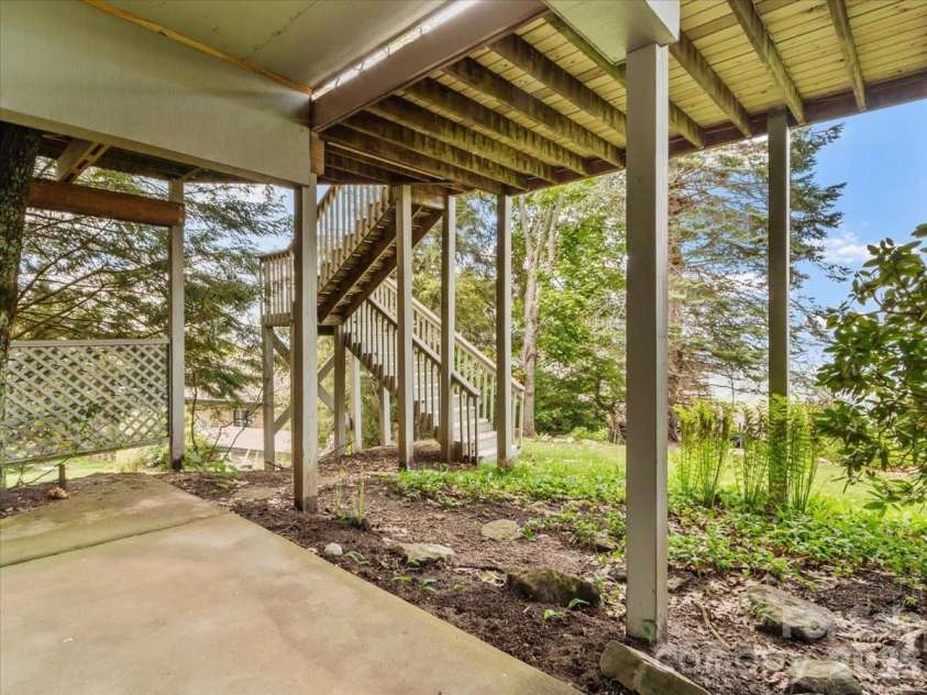 19 Lookout Loop, Burnsville, NC 28714.  MLS# CAR4361238, YatesRealty ID 18471. LL - COVERED PATIO