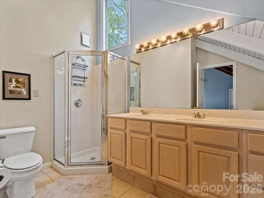 19 Lookout Loop, Burnsville, NC 28714.  MLS# CAR4361238, YatesRealty ID 18471. LOFT - ENSUITE