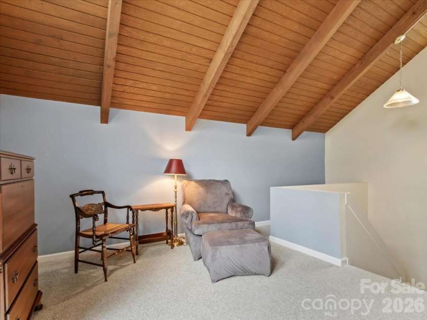 19 Lookout Loop, Burnsville, NC 28714.  MLS# CAR4361238, YatesRealty ID 18471. LOFT - SITTING AREA