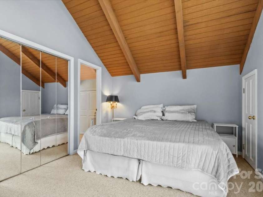 19 Lookout Loop, Burnsville, NC 28714.  MLS# CAR4361238, YatesRealty ID 18471. LOFT - VAULTED CEILINGS
