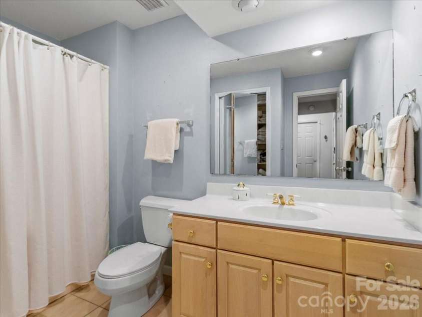 19 Lookout Loop, Burnsville, NC 28714.  MLS# CAR4361238, YatesRealty ID 18471. MAIN-LEVEL FULL BATH