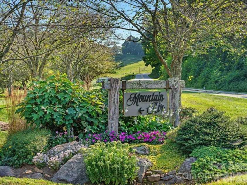 19 Lookout Loop, Burnsville, NC 28714.  MLS# CAR4361238, YatesRealty ID 18471. MOUNTAIN AIR - GATEWAY TO SERENITY!