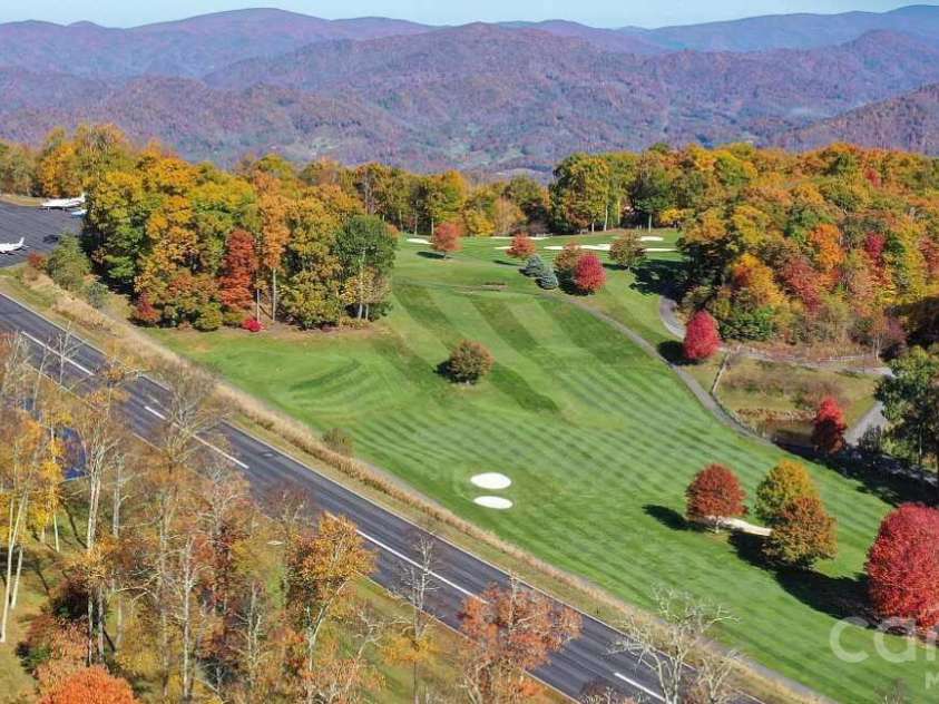 19 Lookout Loop, Burnsville, NC 28714.  MLS# CAR4361238, YatesRealty ID 18471. MOUNTAINTOP GOLF COURSE!