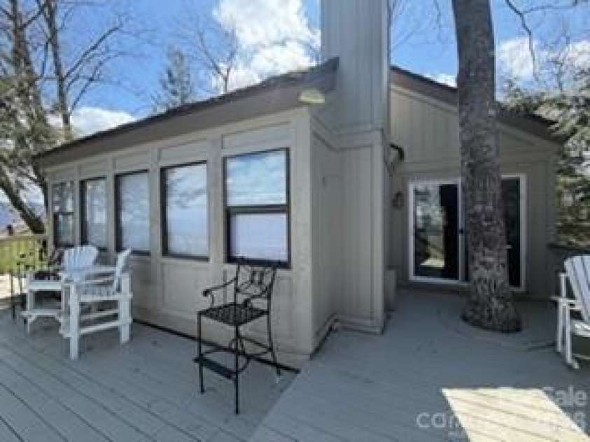 19 Lookout Loop, Burnsville, NC 28714.  MLS# CAR4361238, YatesRealty ID 18471. NATURE AND DESIGN AS ONE - LIVE TREE!