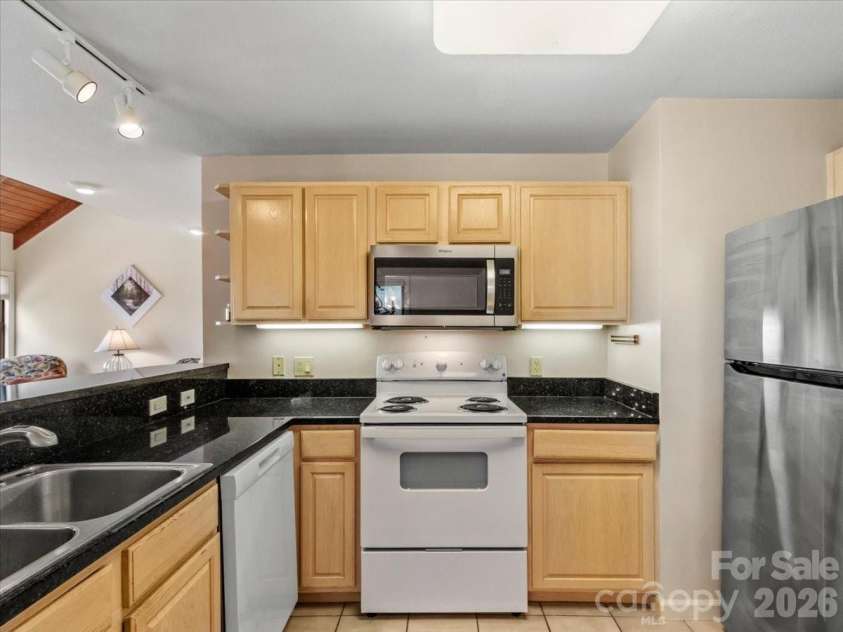 19 Lookout Loop, Burnsville, NC 28714.  MLS# CAR4361238, YatesRealty ID 18471. OPEN KITCHEN