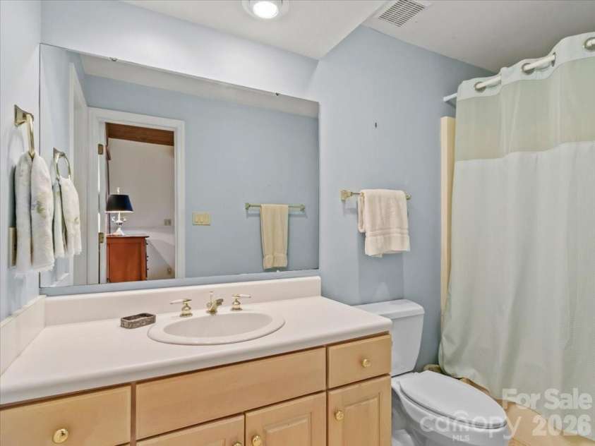 19 Lookout Loop, Burnsville, NC 28714.  MLS# CAR4361238, YatesRealty ID 18471. PRIMARY BEDROOM - ENSUITE