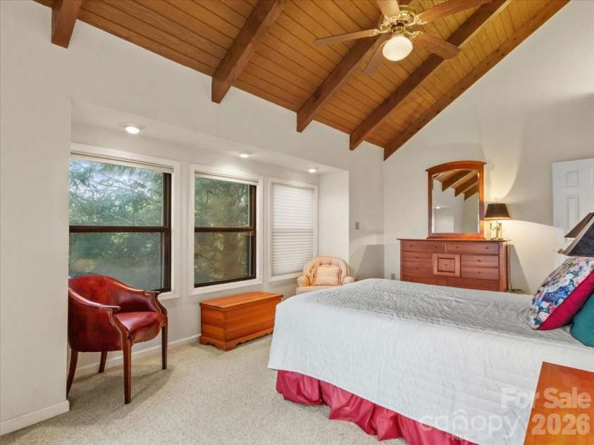 19 Lookout Loop, Burnsville, NC 28714.  MLS# CAR4361238, YatesRealty ID 18471. PRIMARY BEDROOM WITH VAULTED CEILING