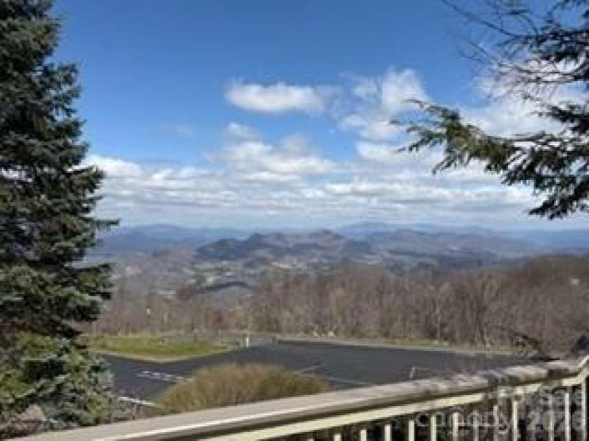 19 Lookout Loop, Burnsville, NC 28714.  MLS# CAR4361238, YatesRealty ID 18471. RUNWAY VIEWS