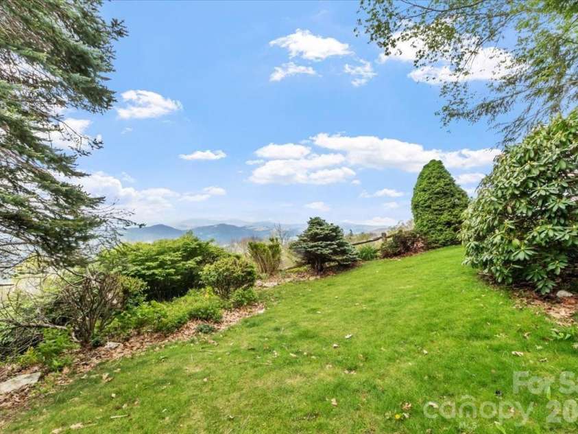 19 Lookout Loop, Burnsville, NC 28714.  MLS# CAR4361238, YatesRealty ID 18471. SIDE YARD