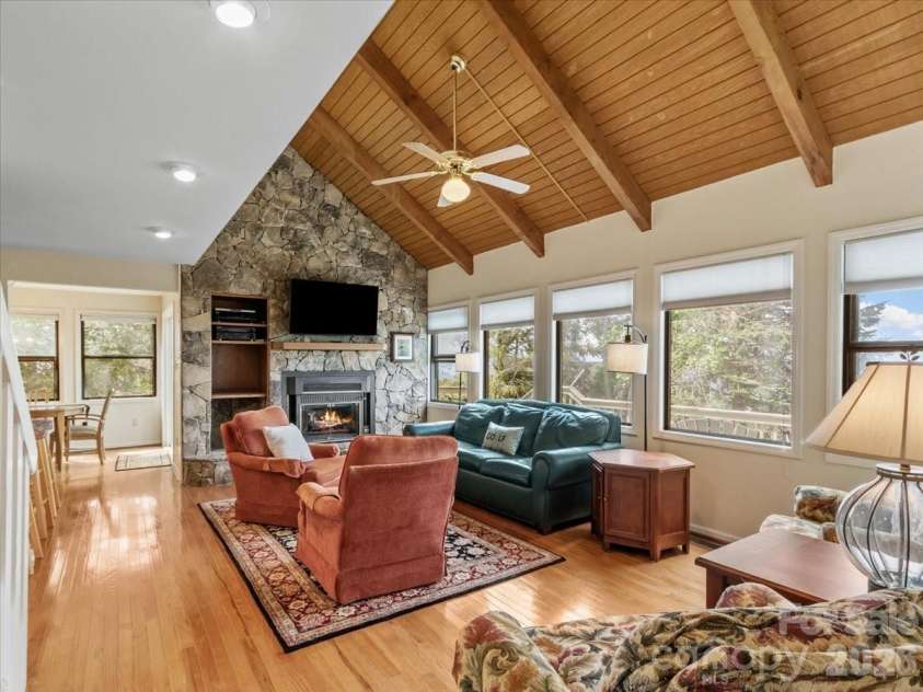 19 Lookout Loop, Burnsville, NC 28714.  MLS# CAR4361238, YatesRealty ID 18471. SPACIOUS LIVING ROOM