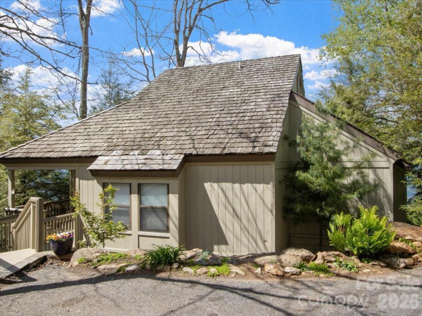 19 Lookout Loop, Burnsville, NC 28714.  MLS# CAR4361238, YatesRealty ID 18471. WELCOME HOME!