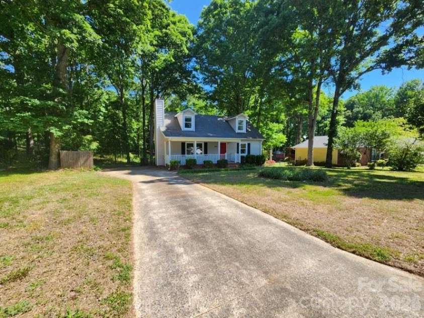 328 Swamp Fox Drive, Fort Mill, SC 29715.  MLS# CAR4376655, YatesRealty ID 18473. 