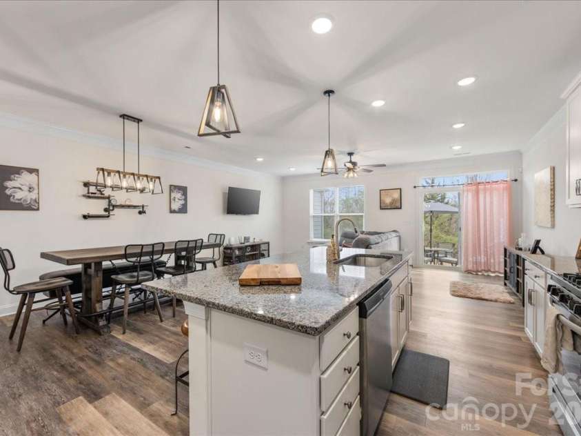 5923 Hampstead Pond Lane, Matthews, NC 28105.  MLS# CAR4340634, YatesRealty ID 18474. Open concept great for entertaining!