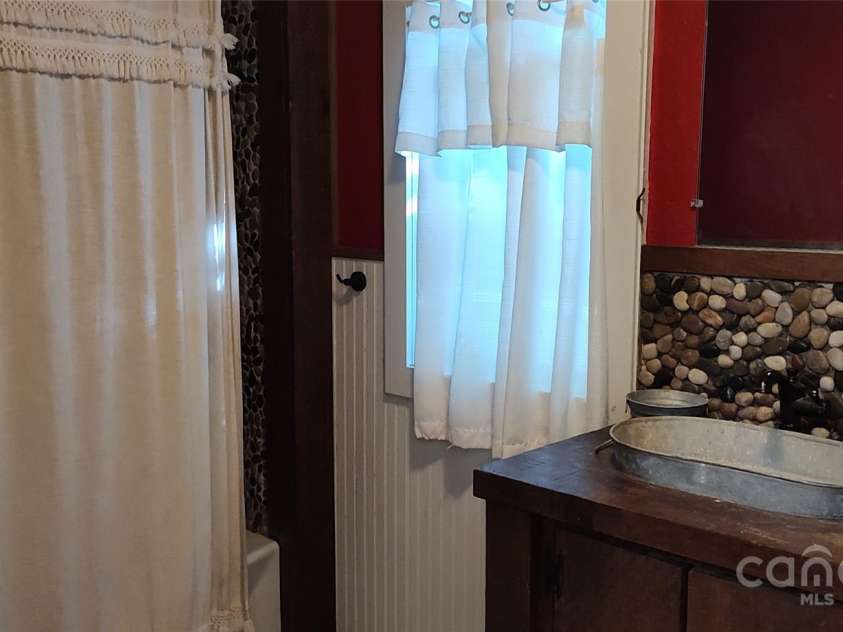 7881 US 25/70 Highway, Marshall, NC 28753.  MLS# CAR4257873, YatesRealty ID 18474. 