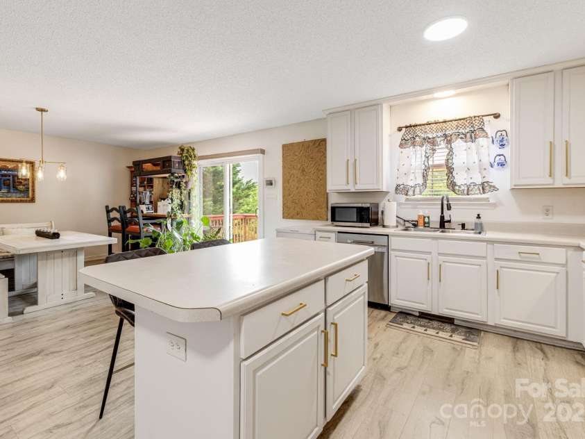 101 Michael Court, Leicester, NC 28748.  MLS# CAR4266210, YatesRealty ID 18475. 