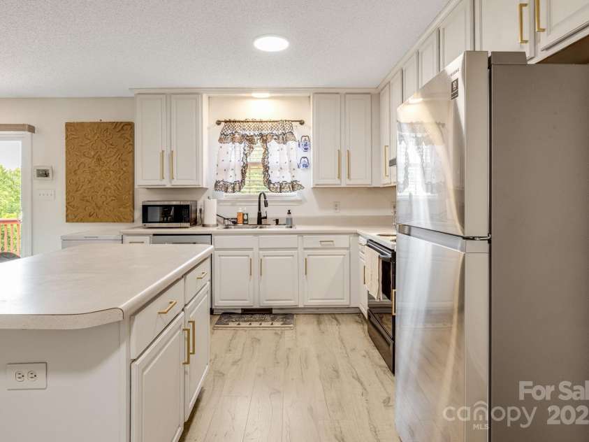 101 Michael Court, Leicester, NC 28748.  MLS# CAR4266210, YatesRealty ID 18475. 