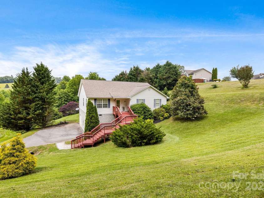 101 Michael Court, Leicester, NC 28748.  MLS# CAR4266210, YatesRealty ID 18475. 
