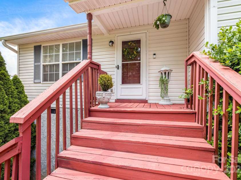 101 Michael Court, Leicester, NC 28748.  MLS# CAR4266210, YatesRealty ID 18475. 