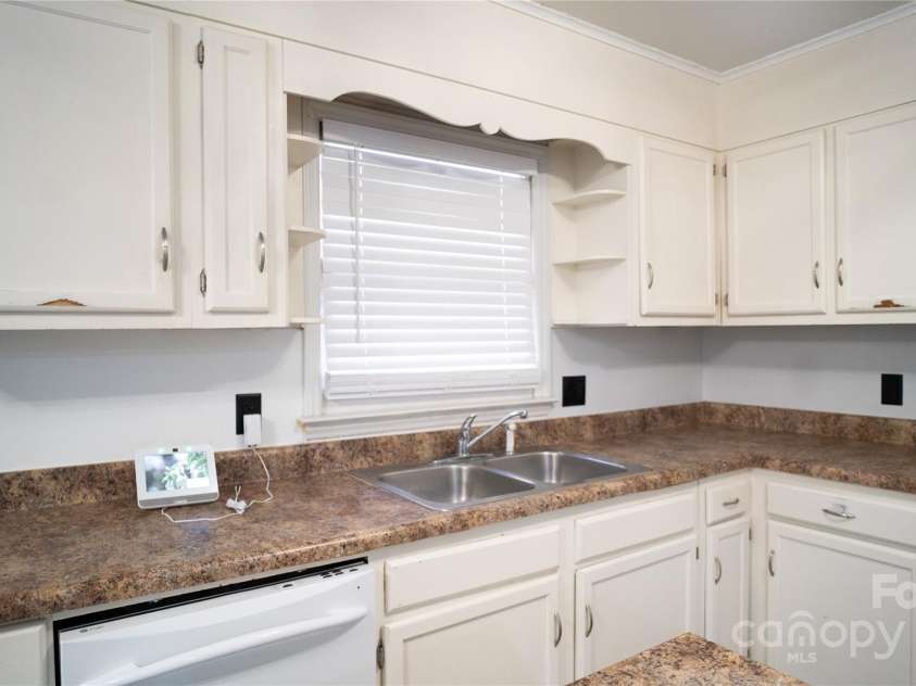 3916 David Cox Road, Charlotte, NC 28269.  MLS# CAR4319501, YatesRealty ID 1848. 