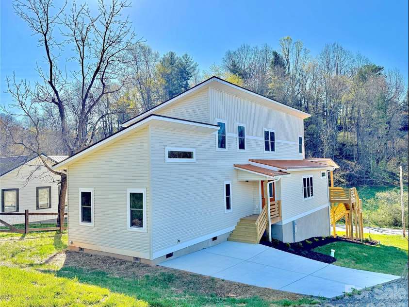 21 Ponder Street, Mars Hill, NC 28754.  MLS# CAR4311868, YatesRealty ID 18481. 