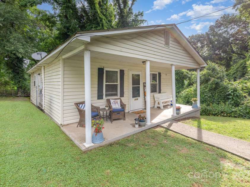 1016 10th Avenue, Gastonia, NC 28052.  MLS# CAR4259929, YatesRealty ID 18482. 