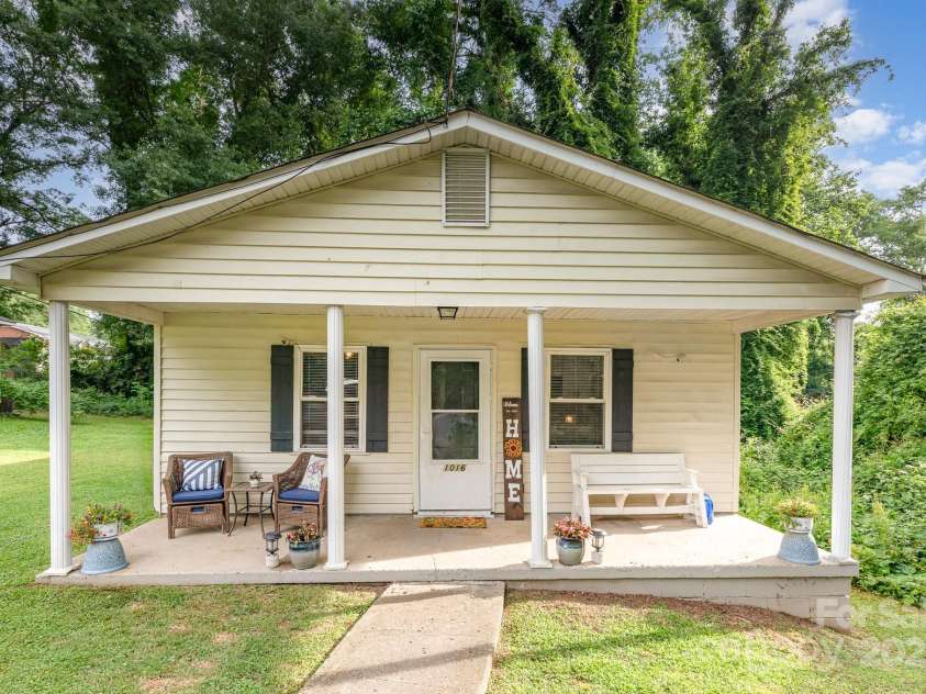1016 10th Avenue, Gastonia, NC 28052.  MLS# CAR4259929, YatesRealty ID 18482. 