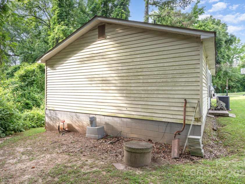 1016 10th Avenue, Gastonia, NC 28052.  MLS# CAR4259929, YatesRealty ID 18482. 