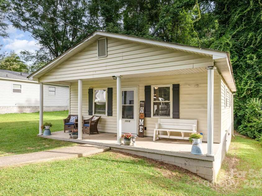 1016 10th Avenue, Gastonia, NC 28052.  MLS# CAR4259929, YatesRealty ID 18482. 
