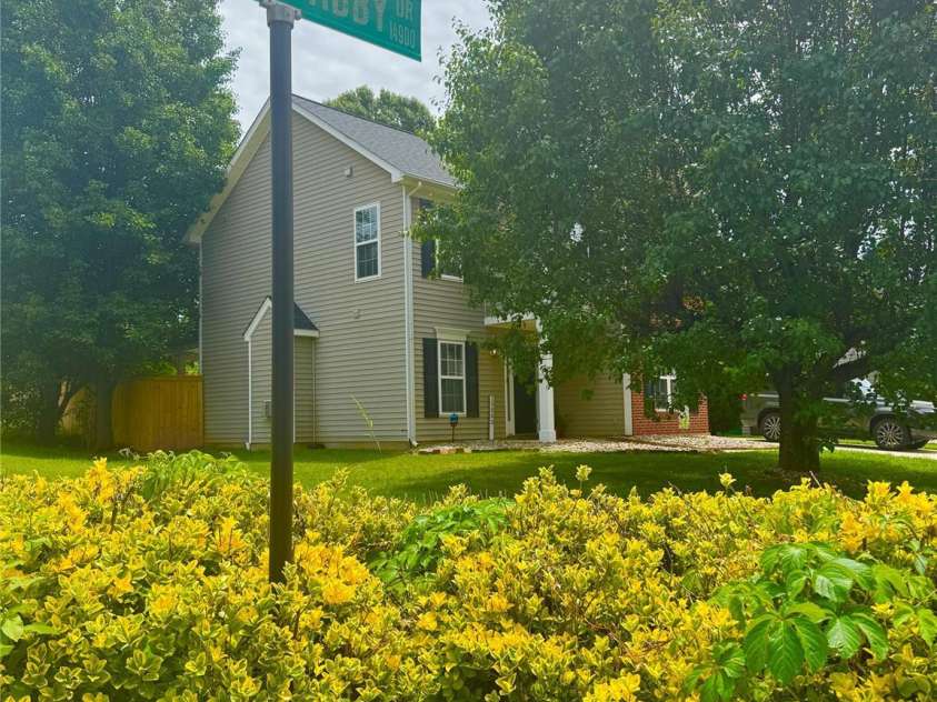 15003 Jerpoint Abby Drive, Charlotte, NC 28273.  MLS# CAR4247292, YatesRealty ID 18483. Corner Lot