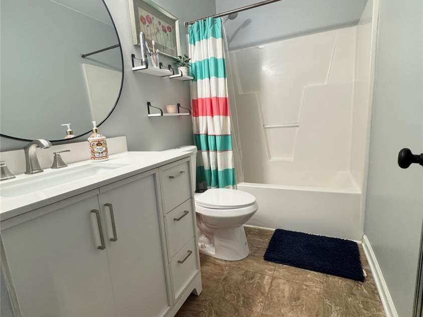 15003 Jerpoint Abby Drive, Charlotte, NC 28273.  MLS# CAR4247292, YatesRealty ID 18483. Guest Bath