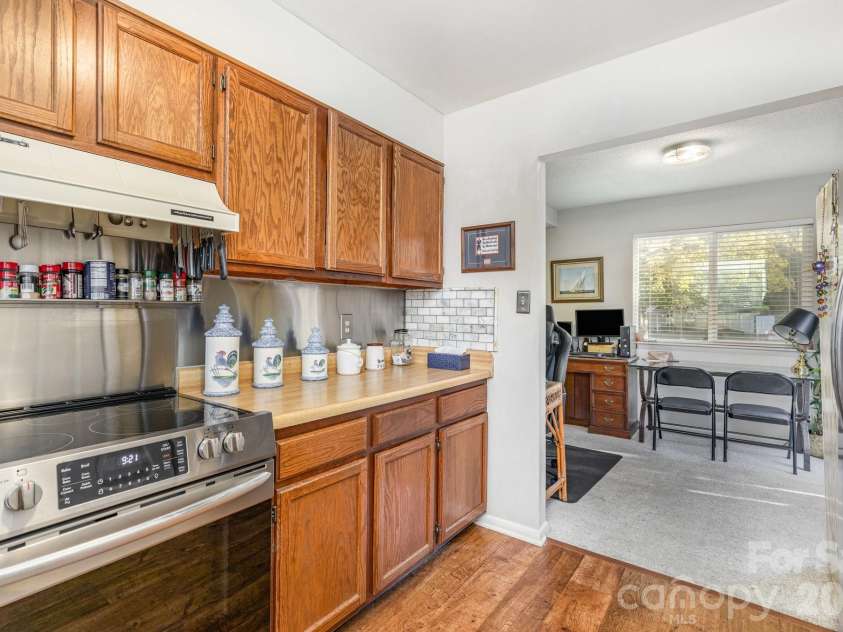 941 Sardis Cove Drive, Charlotte, NC 28270.  MLS# CAR4338060, YatesRealty ID 18483. Kitchen