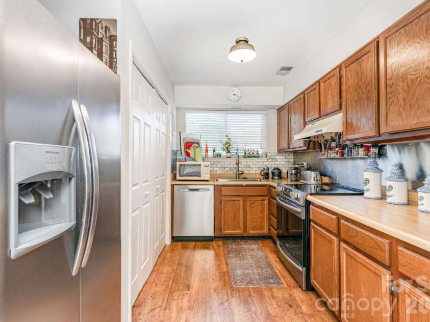941 Sardis Cove Drive, Charlotte, NC 28270.  MLS# CAR4338060, YatesRealty ID 18483. Kitchen