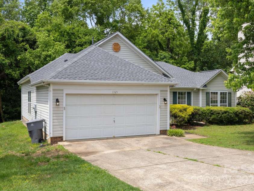 1321 Land Grant Road, Charlotte, NC 28217.  MLS# CAR4258134, YatesRealty ID 18485. 
