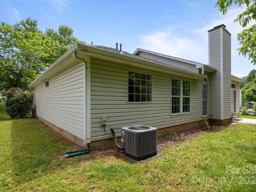 1321 Land Grant Road, Charlotte, NC 28217.  MLS# CAR4258134, YatesRealty ID 18485. 