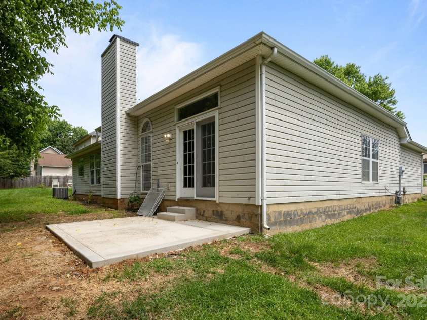 1321 Land Grant Road, Charlotte, NC 28217.  MLS# CAR4258134, YatesRealty ID 18485. 