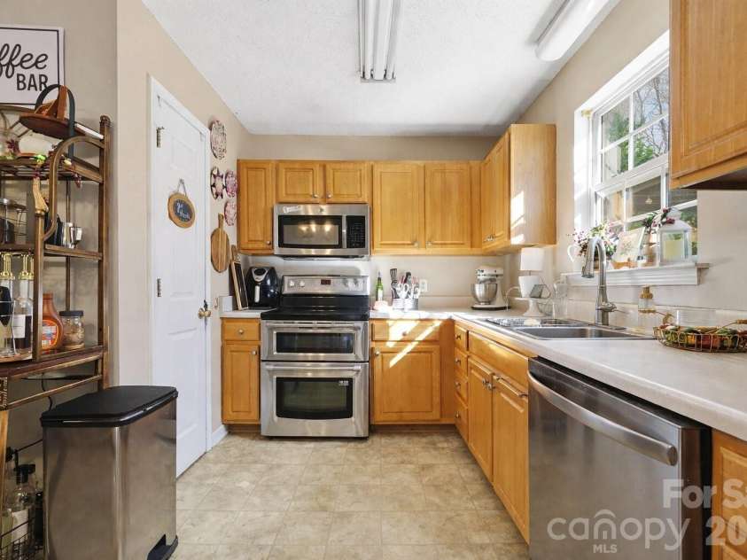 2743 Stockwood Drive, Gastonia, NC 28056.  MLS# CAR4322996, YatesRealty ID 18487. KITCHEN
