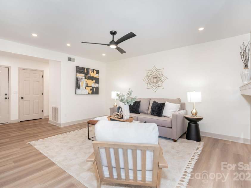 7802 Renaissance Court, Charlotte, NC 28226.  MLS# CAR4321106, YatesRealty ID 18488. 