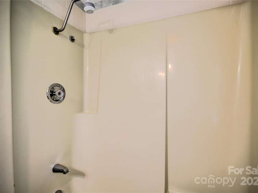 41 Balsam Shadows Road, Maggie Valley, NC 28751.  MLS# CAR4266877, YatesRealty ID 18489. Tub/Shower Combo in the primary bath