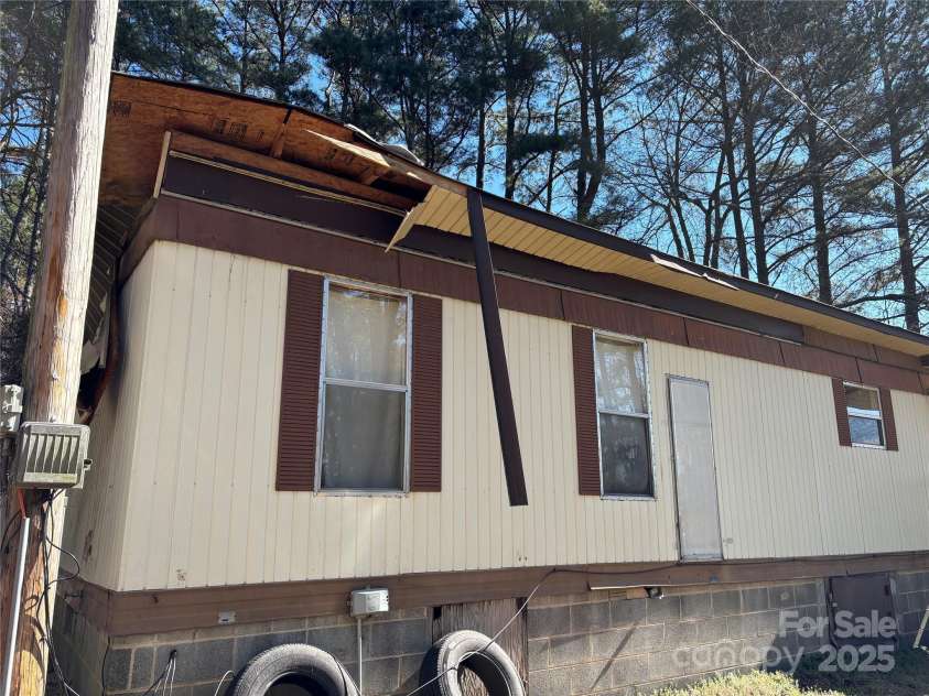 1406 Ratchford Drive, Dallas, NC 28034.  MLS# CAR4226413, YatesRealty ID 1849. 