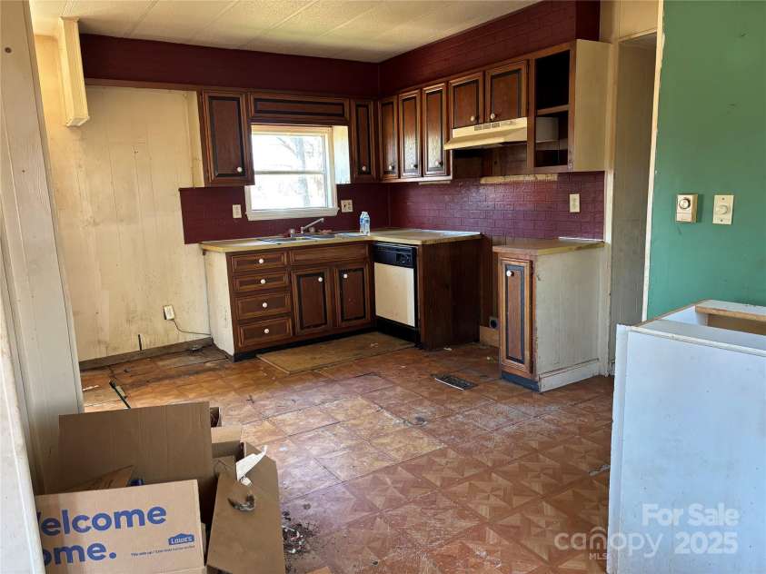 1406 Ratchford Drive, Dallas, NC 28034.  MLS# CAR4226413, YatesRealty ID 1849. 