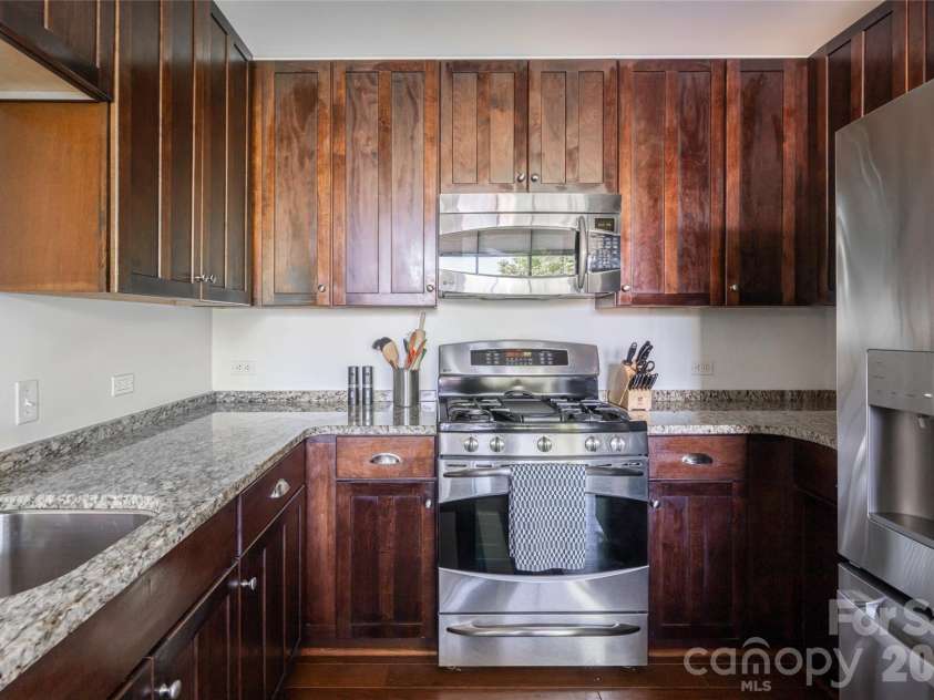 60 Market Street, Asheville, NC 28801.  MLS# CAR4388166, YatesRealty ID 18490. 