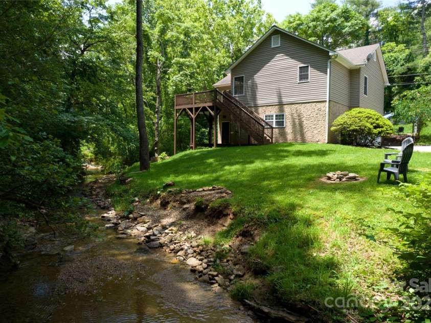 689 New Haw Creek Road, Asheville, NC 28805.  MLS# CAR4251121, YatesRealty ID 18491. Haw Creek and Privacy in the city