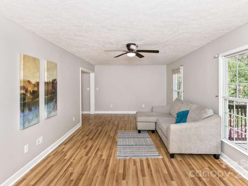 689 New Haw Creek Road, Asheville, NC 28805.  MLS# CAR4251121, YatesRealty ID 18491. Livingroom