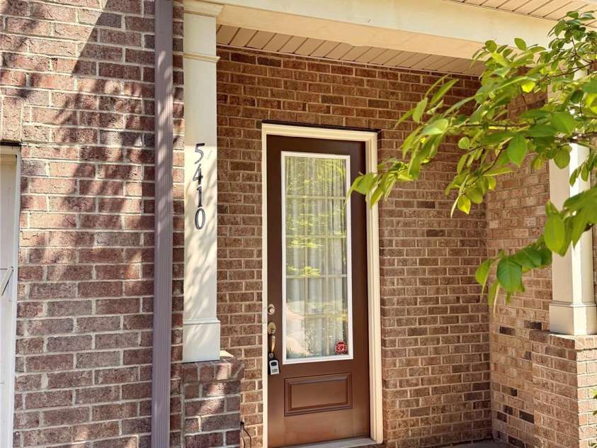 5410 Shannon Bell Lane, Charlotte, NC 28277.  MLS# CAR4326663, YatesRealty ID 18492. 