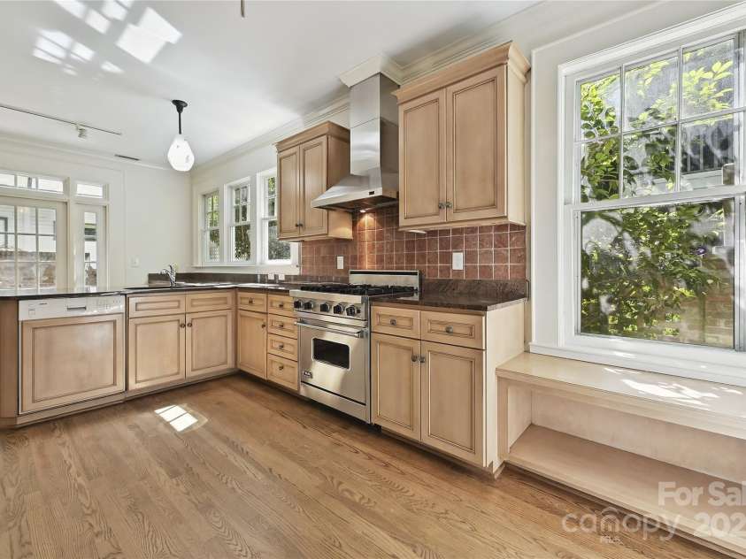 402 8th Street, Charlotte, NC 28202.  MLS# CAR4259156, YatesRealty ID 18493. 