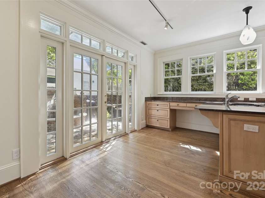 402 8th Street, Charlotte, NC 28202.  MLS# CAR4259156, YatesRealty ID 18493. 
