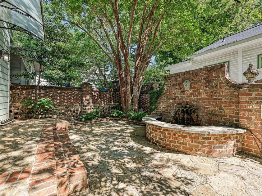 402 8th Street, Charlotte, NC 28202.  MLS# CAR4259156, YatesRealty ID 18493. 